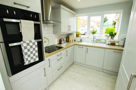FITTED KITCHEN
