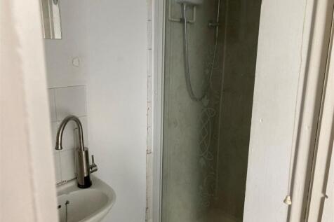 35 Holton Road - Flat 2 - shower room.jpg