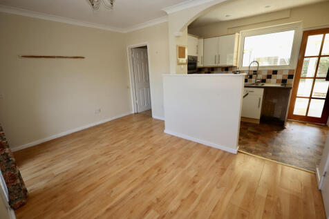 Dining room into kitchen