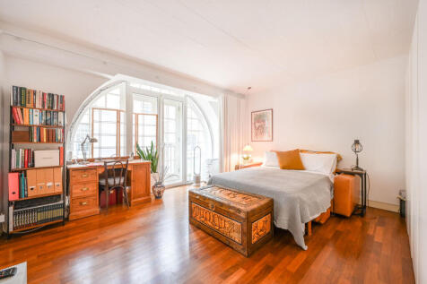London, E1W - property photo