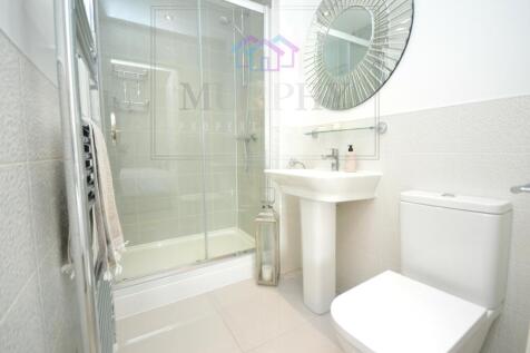 Seam Way, Pontefract (12)Ensuite2.JPG