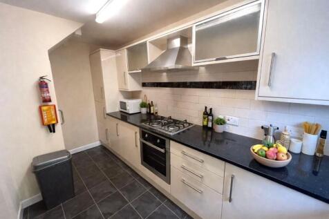 115 Headford Gardens photo 4
