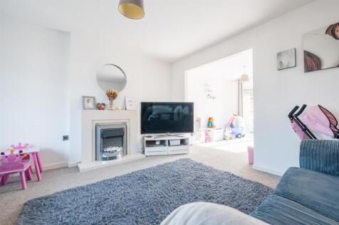Kestrel Close, Saughall Massie, Wirral photo 4