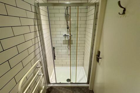 9 Drydock Shower Room