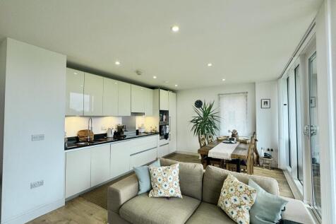 2-bed flat on Conningham Court, Dowding Drive, Kidbrooke Village, Greenwich, £2,195/mo