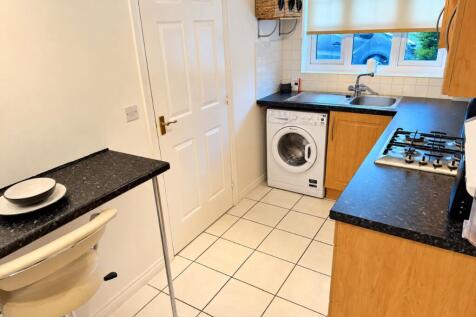 Larkspur Grove, Warrington photo 4