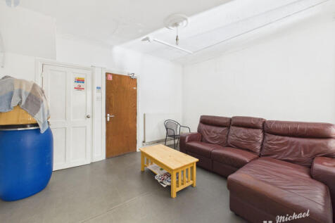 CAM03852G0-PR0824-STILL001