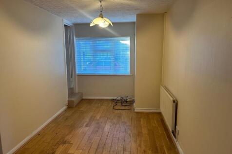 Willow Way, London, TW2 photo 4