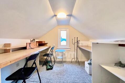 Stockbridge Crescent, Kilbirnie Attic room pic