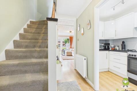 EweMove Estate Agents Basingstoke - 9 McCartney Wa