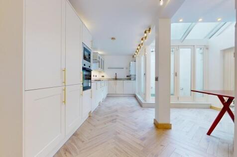Bright modern kitchen with stylish finishes...