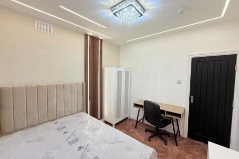 Bright, recently refreshed double bedroom with ...