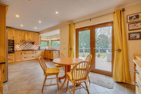 Kitchen/Breakfast pic 1