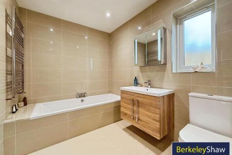 Ensuite Bathroom 1