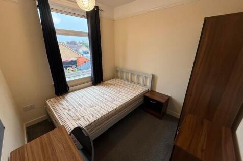Bright, neatly presented single bedroom with a ...