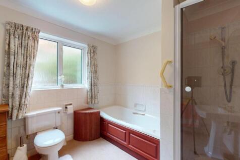 EN SUITE BATHROOM