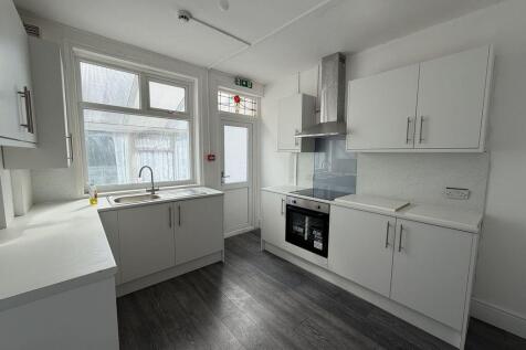 5 Walverden Avenue, Blackpool, FY4 3BT photo 4