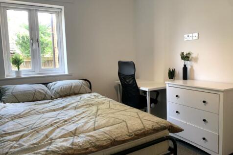 Charming 2 Bedroom Apartment // August 2027 photo 4