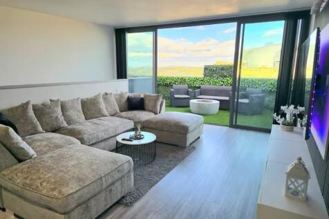 OPEN PLAN LOUNGE