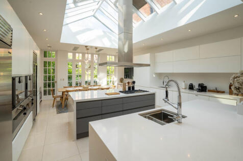10 bed, 10 bath Detached in London - Photo 15