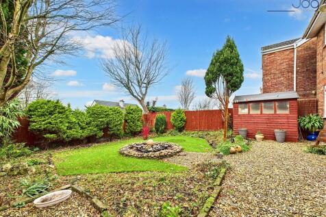 Spacious Garden with water feature and mature plants