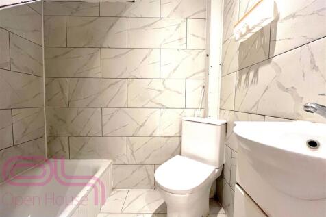 Hounslow Avenue Bathroom 1of2.jpg