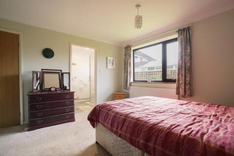 Estate Agent EweMove Scunthorpe - Master Ensuite