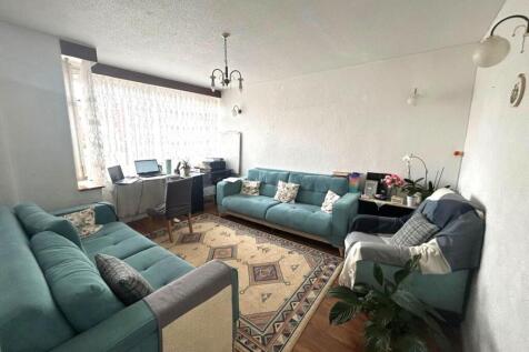 Louvaine Close, Manchester photo 3