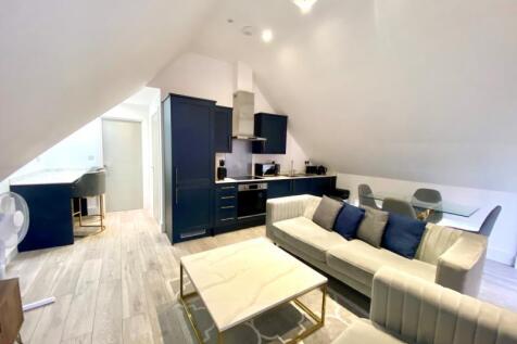 2-bed flat on Camberley, £1,650/mo