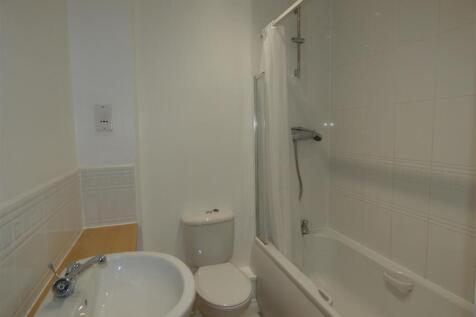 9a Glover Road bathroom.JPG