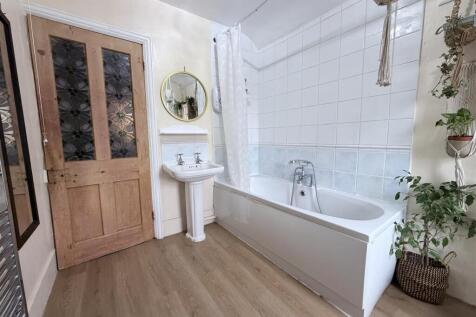 Spacious Bathroom