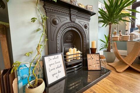 ALTERNATE VIEW OF SITTING ROOM