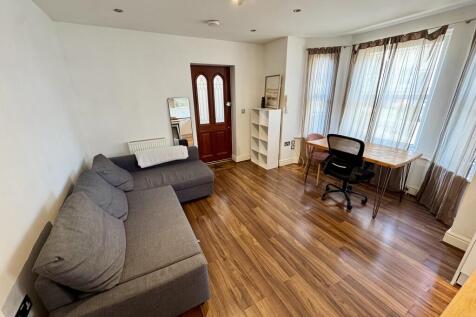 Flat B 32 Farnham...