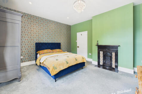 CAM03852G0-PR0425-STILL012