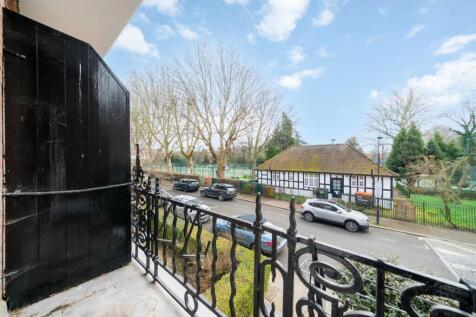 3 Bedroom Flat in Bishops Mansions with Balcony