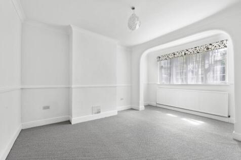 Ground Floor Flat, Elmhurst Drive, South Woodford, E18 photo 4