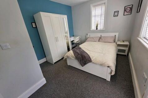 A neat and cozy double bedroom featuring a comf...