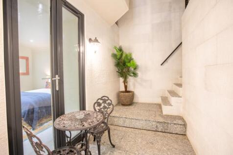 Nel BF courtyard ...