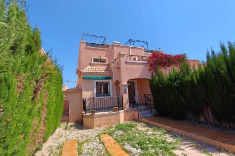 Los Montesinos Quad Villa f private roof top solarium located in a complex with communal pool