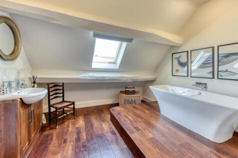 Dingle Cottage-bed1 ensuite1.jpg
