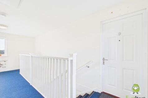 EweMove Basingstoke St Catherine Road Communal Hal