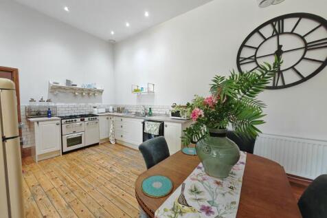 Lounge/Dining Area &amp; Kitchen