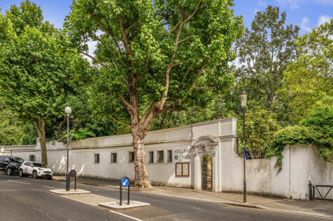 Enrtance to Holland Park opposite