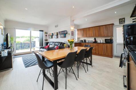 Kitchen-Diner-Family