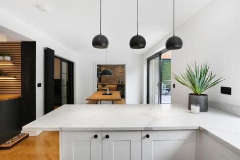 1249733894 - 43 Green Curve, SM7 - 67.jpg