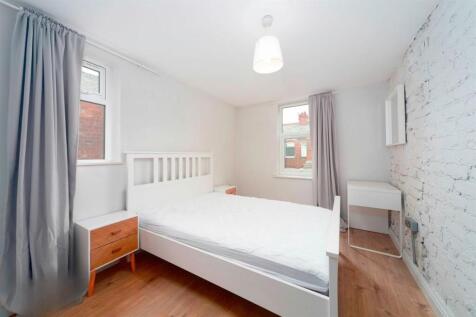 Bright double room with bed and desk...