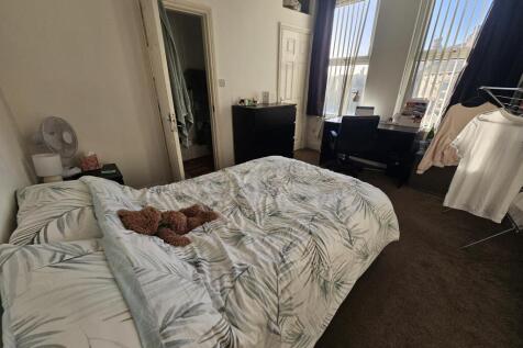 Bright, well-presented double bedroom with a la...