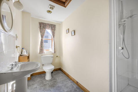 CLOAKROOM/SHOWER ROOM