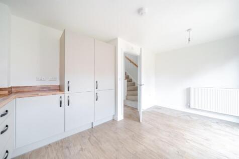 3 bedroom End of Terrace House in Willenhall Drive, Aylesbury photo 4