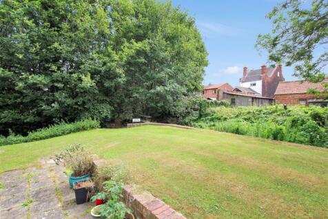 Communal Rear Garden - b.JPG